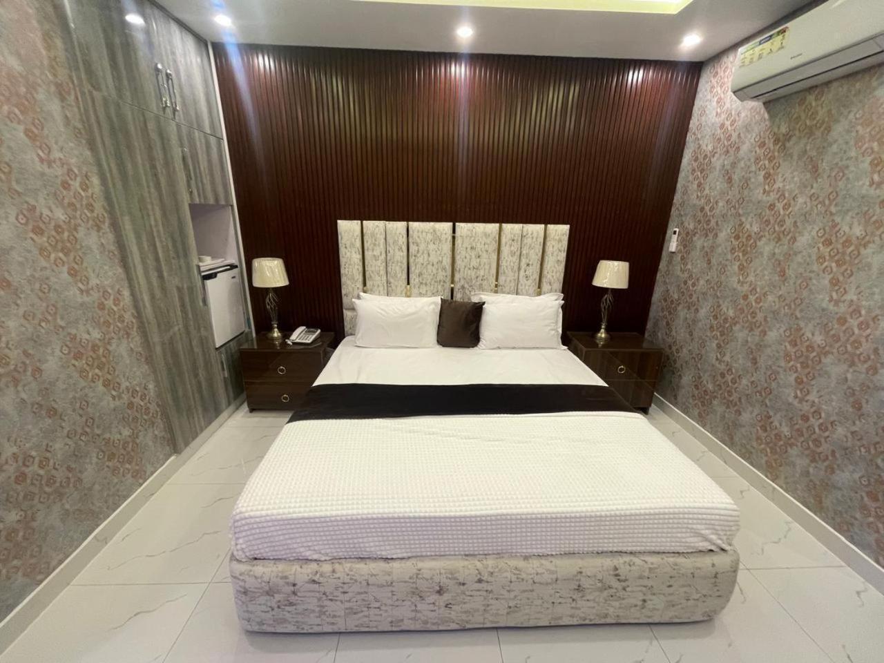 Hotel Croydon International Rawalpindi Exteriör bild