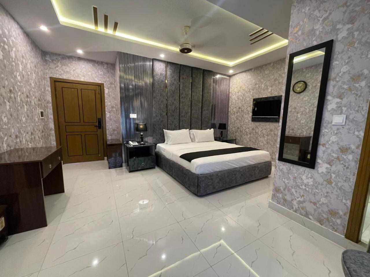 Hotel Croydon International Rawalpindi Exteriör bild